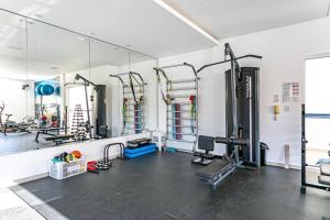 una habitación con un gimnasio con varias máquinas de correr en MALIBU RESORT CLUB, en Florianópolis