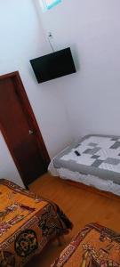- une chambre avec un lit, une lampe et deux tapis dans l'établissement Finca Mc'Clau Teotihuacan, Casa residencial entera, à San Martín de las Pirámides