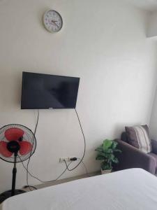 TV at/o entertainment center sa Studio Unit fully furnished staycation in Pasig PH