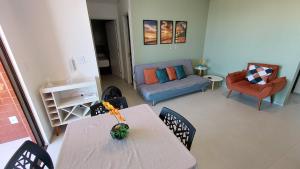 マセイオにあるConforto e tranquilidade, 2 quartos na Pajuçaraのテーブルとソファのあるリビングルーム