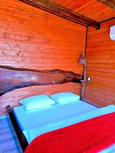 1 dormitorio con 1 cama en una pared de madera en Sapancaimrozveposeidon, en Sakarya