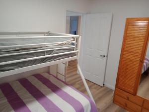 um pequeno quarto com um beliche e um closet em Batemans Bay 2-bedroom gem newly renovated em Batemans Bay