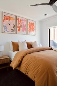 エチューカにあるThe McKinlay Echucaのベッドルーム1室(ベッド1台付)が備わります。壁には絵画が飾られています。