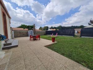 Zahrada ubytování Maison rénovée avec jardin, piscine chauffée et spa, proche plages vendéennes, idéal pour familles - FR-1-426-481