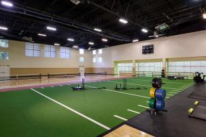 亞里索維耶荷的住宿－阿里索維耶荷俱樂部運動萬麗酒店，室内网球场,健身房内铺有绿色地板