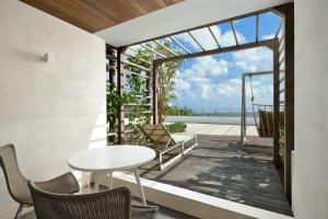 desde el balcón de una casa con mesa y sillas en Renaissance Bali Uluwatu Resort & Spa en Uluwatu