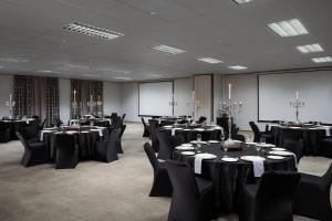 uma sala de conferências com mesas e cadeiras em Protea Hotel by Marriott Walvis Bay Indongo em Walvis Bay