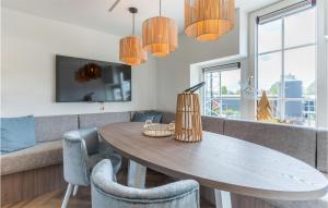 een woonkamer met een tafel en een bank bij Lovely Home In Harderwijk With Kitchen in Harderwijk