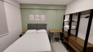 マセイオにあるConforto e tranquilidade, 2 quartos na Pajuçaraのベッドと机のある小さな部屋 +33枚の写真