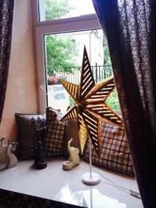 a star sitting on top of a window sill at CityComfort Hotel Arbatskaya in Moscow