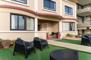 Rõdu või terrass majutusasutuses Hotel Genoves
