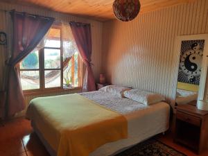 1 dormitorio con cama y ventana en Casa campo y Domo, en Pumanque