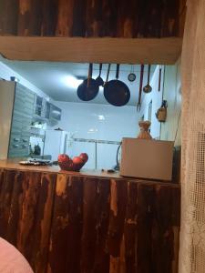 una cocina con encimera y ordenador portátil. en Casa campo y Domo, en Pumanque