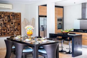 מסעדה או מקום אחר לאכול בו ב-Kejora Beachfront Estate Sanur - Luxurious Villa Seven Kejora