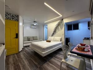 a bedroom with a bed and a yellow door at El Morro Beach 2 in Santa Marta