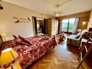 ein Schlafzimmer mit einem Bett und ein Wohnzimmer in der Unterkunft Les Xettes, bel appartement style chalet avec vue in Gérardmer