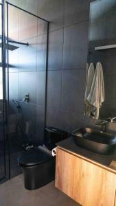 ein Bad mit einem Waschbecken und einem WC in der Unterkunft Luxurious Guest House on beautiful ranch in Medellín