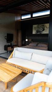 sala de estar con sofás blancos y cama en Luxurious Guest House on beautiful ranch, en Medellín