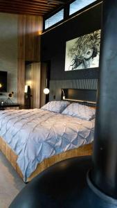 Schlafzimmer mit einem Himmelbett an der Wand in der Unterkunft Luxurious Guest House on beautiful ranch in Medellín