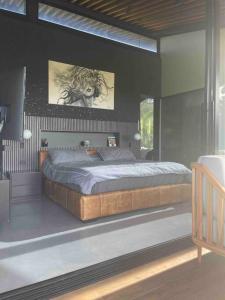 1 dormitorio con 1 cama grande en una habitación en Luxurious Guest House on beautiful ranch, en Medellín