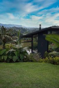 una casa con un patio verde con un edificio en Luxurious Guest House on beautiful ranch, en Medellín