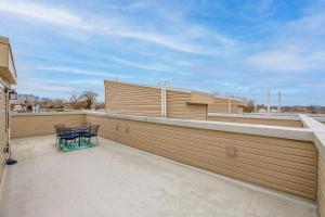 フィラデルフィアにあるLuxurious Condo with Rooftop and Parking near University Cityのパティオ(テーブル、椅子付)