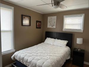 Postel nebo postele na pokoji v ubytování Modern Home Away From Home