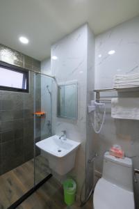 Ένα μπάνιο στο 秀森山電梯民宿Show B&B +42 φωτογραφίες