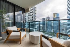 黃金海岸的住宿－Luxury Oracle Tower 1 Apartment 2Bed 2Bath 1 Car，市景公寓阳台