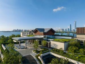 Four Seasons Hotel Suzhou في سوتشو: اطلالة جوية على مبنى مع حديقة