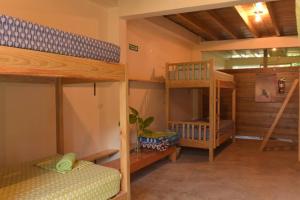 een kamer met 2 stapelbedden in een kamer bij Ecolodge Guancascos, cabaña para 16 personas al pie del PN Celaque in Villa Verde