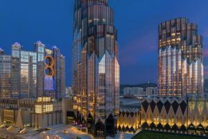 vista para uma cidade à noite com edifícios altos em W Macau - Studio City em Macau