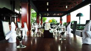 una mesa de madera con copas de vino. en Jatinangor National Golf & Resort, en Jatinangor