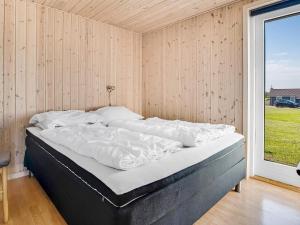 een groot bed in een kamer met een raam bij Holiday home Vinderup XVII in Vinderup