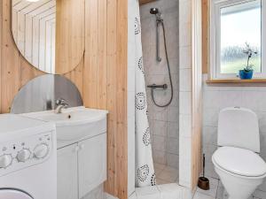 een badkamer met een toilet, een wastafel en een douche bij Holiday home Vinderup XVII in Vinderup