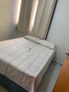 uma cama com duas almofadas num quarto em Solaris Praia em Luís Correia