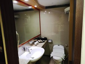 Kupatilo u objektu Tamarin Hotel Jakarta manage by Vib Hospitality Management