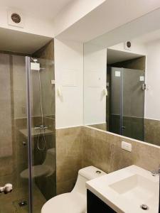 een badkamer met een douche, een toilet en een wastafel bij El depart del Franco en Cuenca in Cuenca