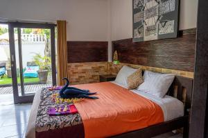 a bedroom with a bed with a bird on it at Oasis Lembongan in Nusa Lembongan