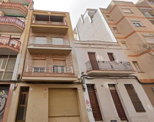 un edificio alto con balcones a un lado. en Sweet Room Barcelona, en Hospitalet de Llobregat