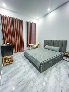 1 dormitorio con 1 cama y TV en River Hotel 5 en Long Xuyên