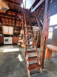eine Holztreppe in einem Zimmer in der Unterkunft Kubu Yr in Jembrana