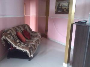 um quarto com um sofá com almofadas vermelhas em Hostel Georgia em Kutaisi