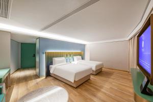 Zhangjiagang Pedestrian Street Manxin Hotel客房内的一张或多张床位