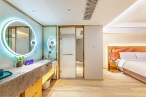 Zhangjiagang Pedestrian Street Manxin Hotel客房内的一张或多张床位