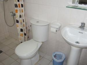 y baño con aseo y lavamanos. en Residencia Lourdes en Isla de Mactán