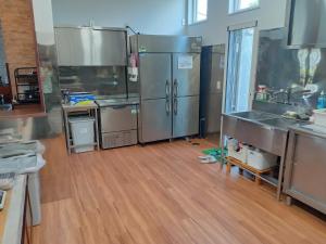 Cucina o angolo cottura di ヴィラ砂時計九十九里超豪華大型貸切別荘寝室五つペット可サウナ本格カラオケグランドピアノ麻雀