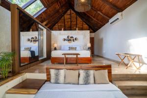 een slaapkamer met een groot bed in een kamer bij Xoot ka Ana luxury, Villa las Flores in Bacalar