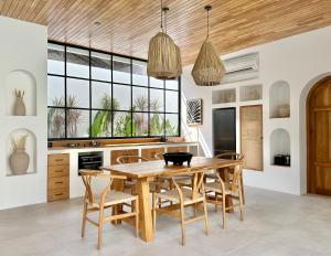 Una cocina con una mesa y sillas de madera. en Two- bedroom Luxury Villas, en Uluwatu