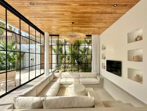Una sala de estar con un sofá y una ventana grande. en Two- bedroom Luxury Villas, en Uluwatu